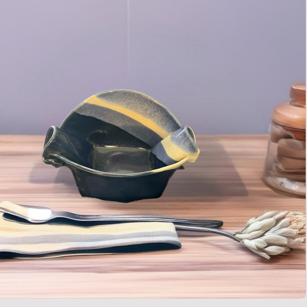 Hilborne Canadian Pinched pottery dish pinch pot